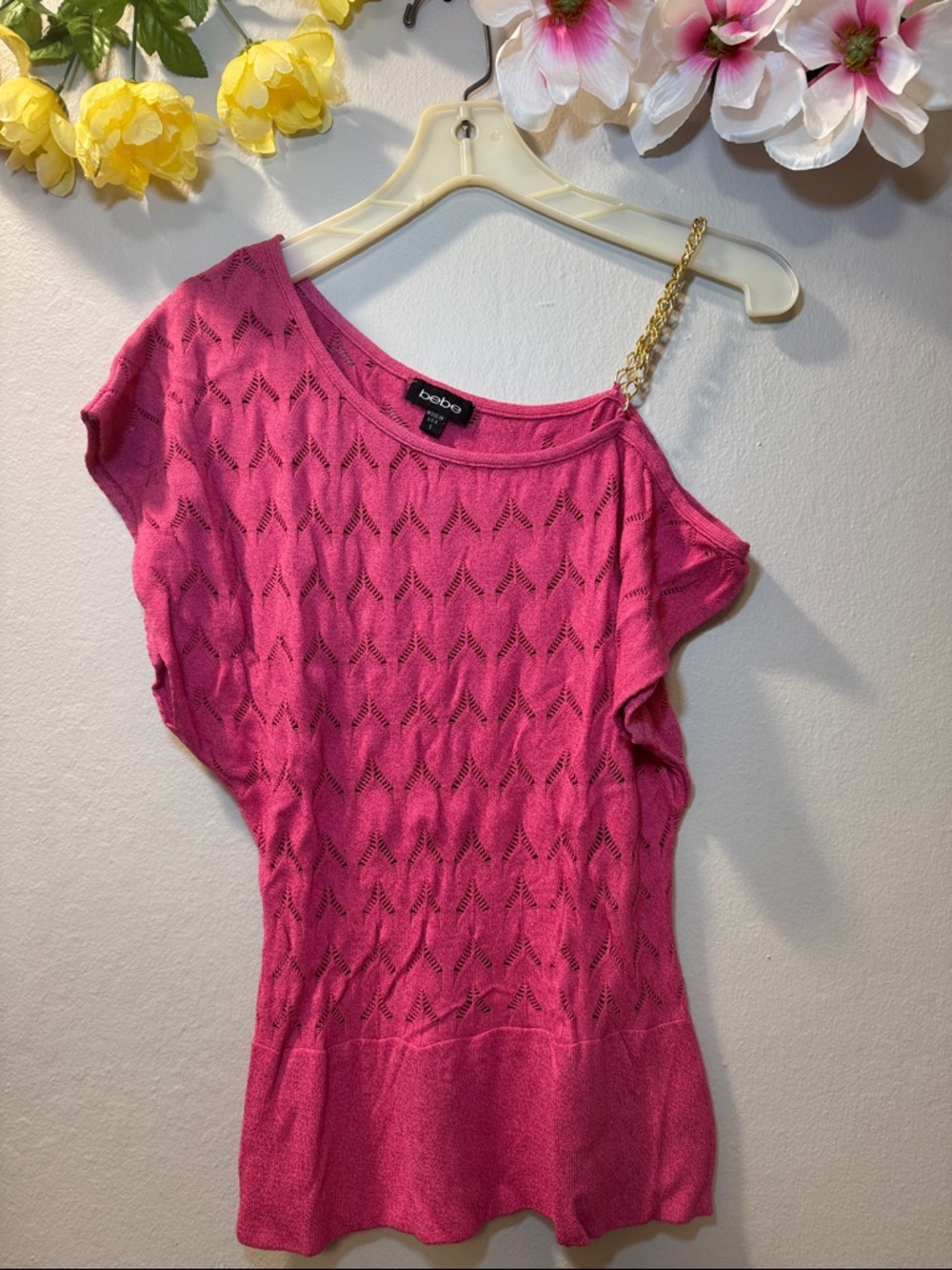 bebe Fuchsia Knit One-Shoulder Top with Gold Chain Strap